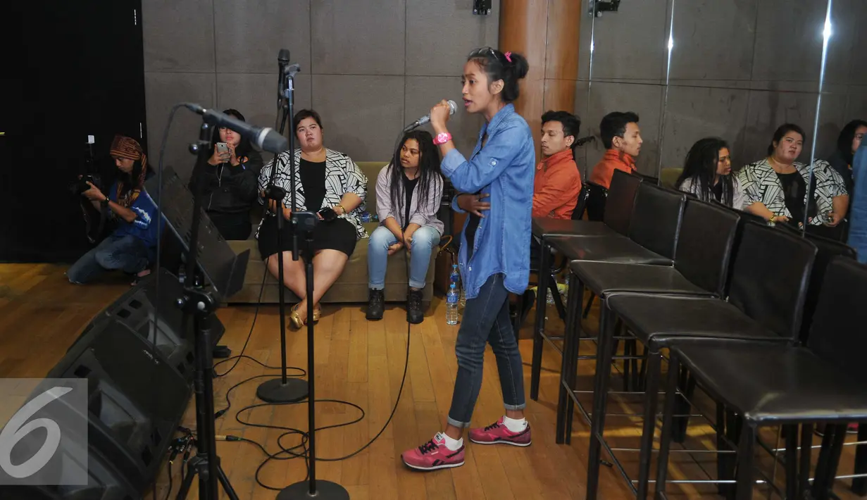 Peserta tengah berlatih jelang final Toracino Cool Expresion di Studio Abbe, Jakarta, Jumat (3/6/2016). Tiga finalis Toracino Cool Expression mendapat coaching clinic bersama Ruth Sahanaya. (Liputan6.com/Gempur M Surya)