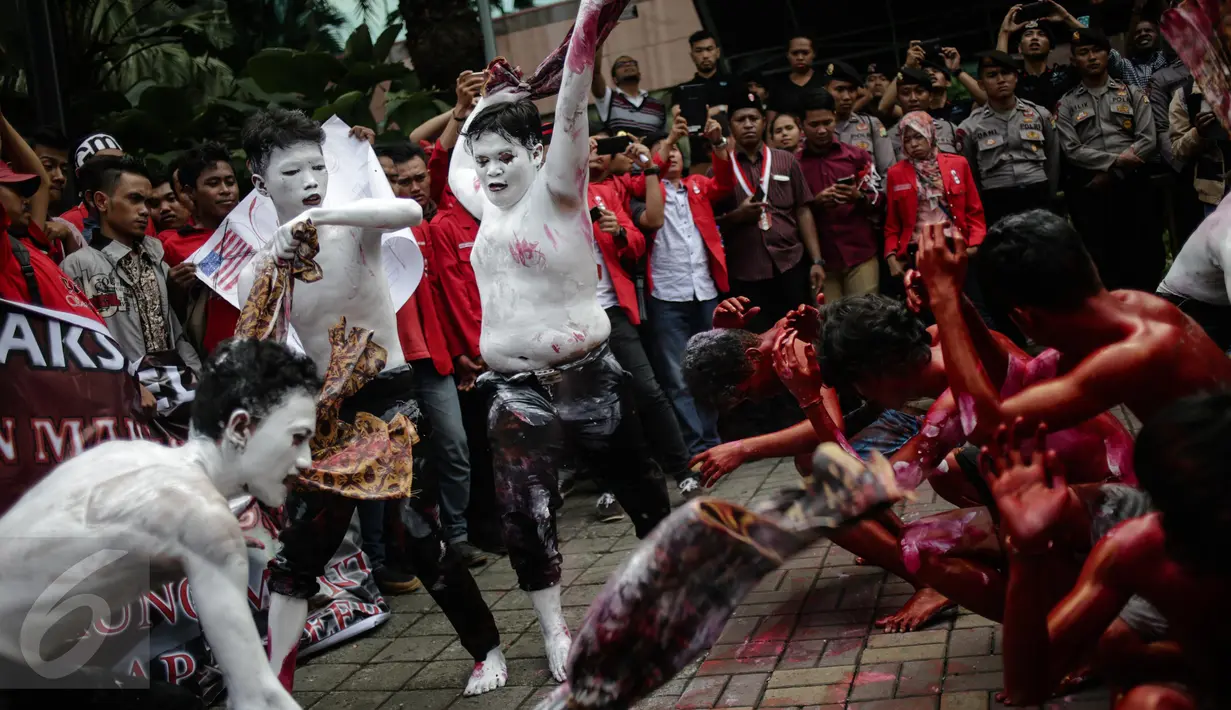 Massa GMNI menggelar teatrikal yang menyuarakan penolakan terhadap Freeport dan agar dikelola oleh Indonesia di depan Kantor PT. Freeport Indonesia, Jakarta, Jumat (24/2). 