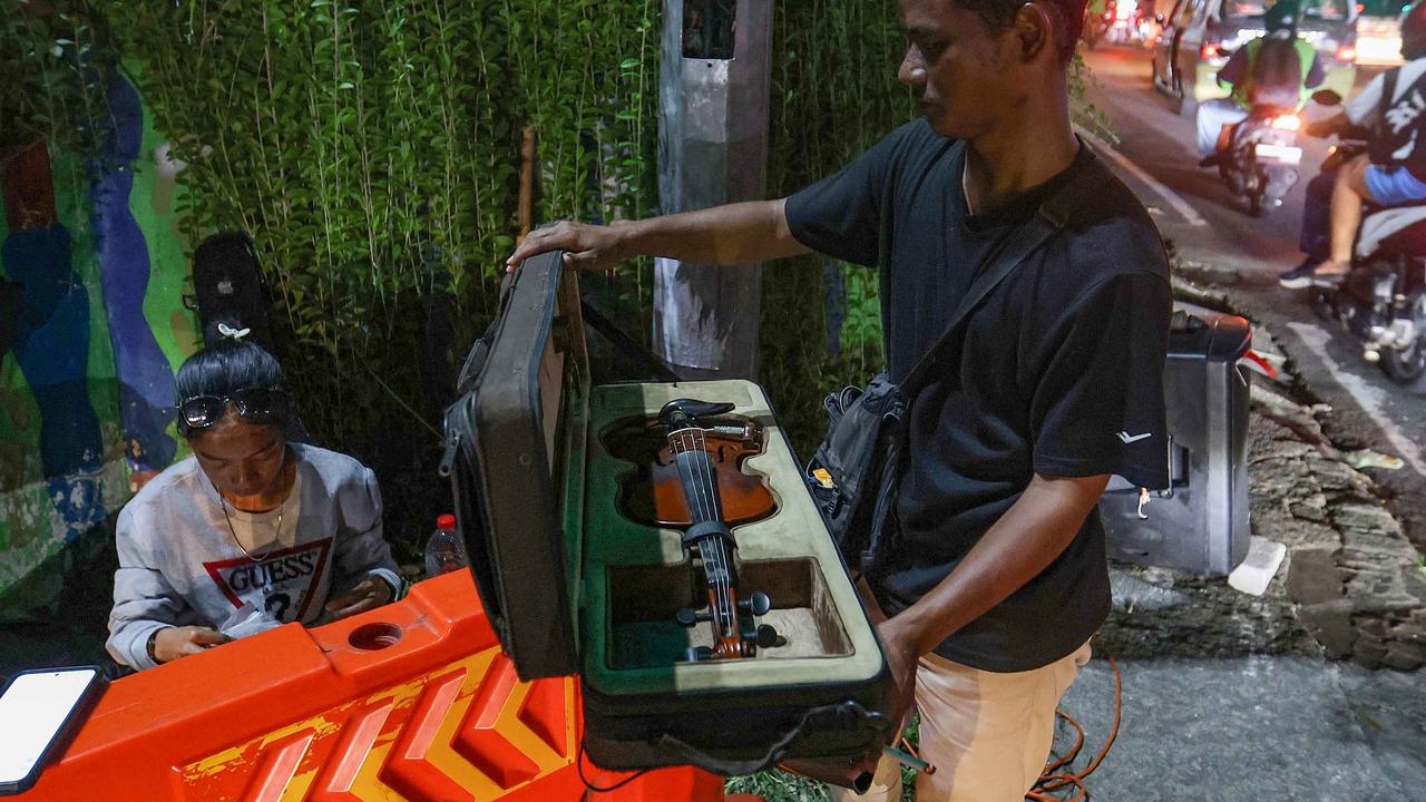 FOTO: Musik di Lampu Merah,  Kisah Kris Si Biola Jalanan dan Polemik Royalti