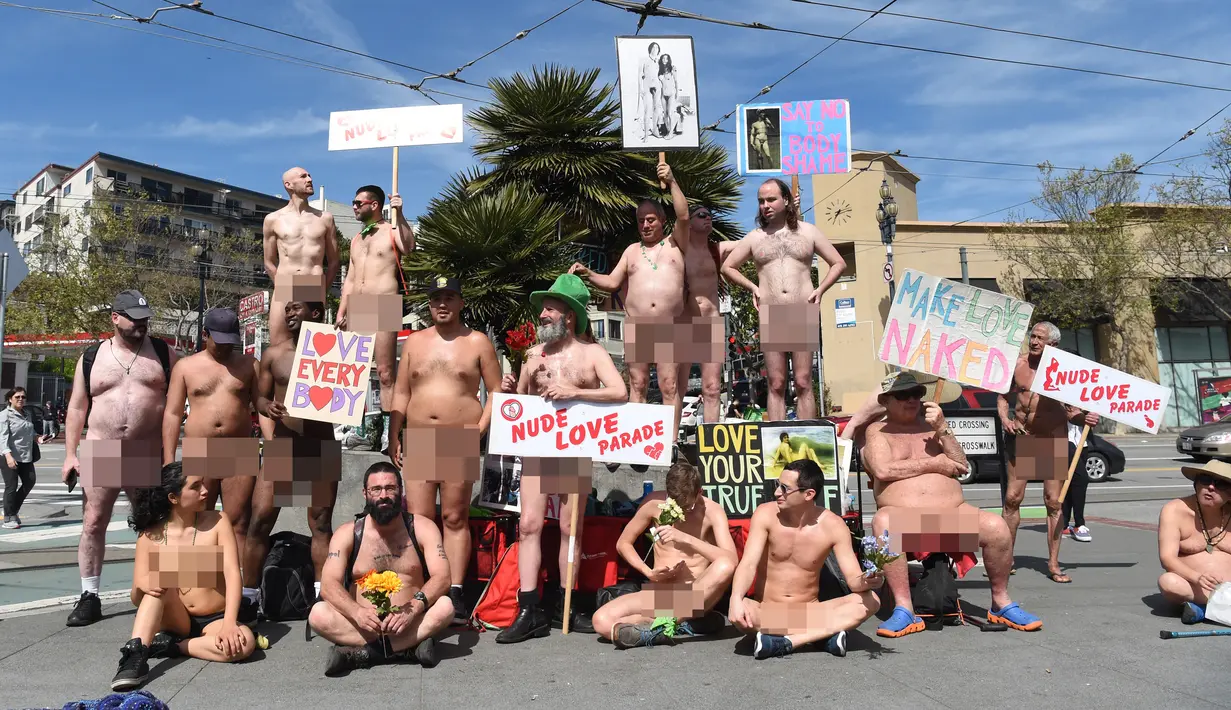 Kaum nudis berpose di jalanan saat mengikuti acara Nude Love Parade di San Francisco, California, AS, Minggu (17/3). Nudis adalah sebutan bagi mereka yang menjalankan tradisi telanjang. (Josh Edelson/AFP)