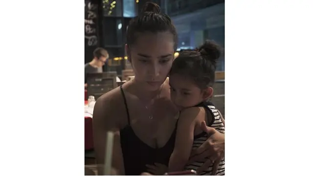 Alexandra Gottardo juga mengajak sang anak untuk hangout bersama.