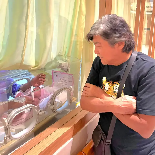Wily Dozan melihat cucu pertamanya