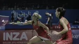 Ganda putri Bulgaria, Stefani Stoeva/Gabriela Stoeva, saat melawan wakil Korsel, Lee So Hee/Shin Seung Chan, pada Indonesia Open di Istora Senayan, Rabu, (4/7/2018). Stoeva bersaudara takluk 21-15 10-21 22-20. (Bola.com/M Iqbal Ichsan)