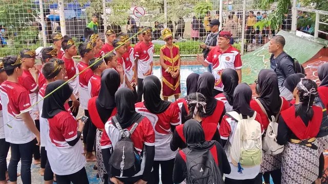Tim dayung Jung Kwatu Kabupaten Mojokerto meraih Juara 1 dalam acara HUT ke-10 Prodi Ilmu Kelautan UIN Sunan Ampel, Minggu (24/11/2024).