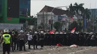 Polisi membubarkan massa pendemo di Simpang Harmoni, Jakarta Pusat. (Liputan6.com/Radityo Priyasmoro)