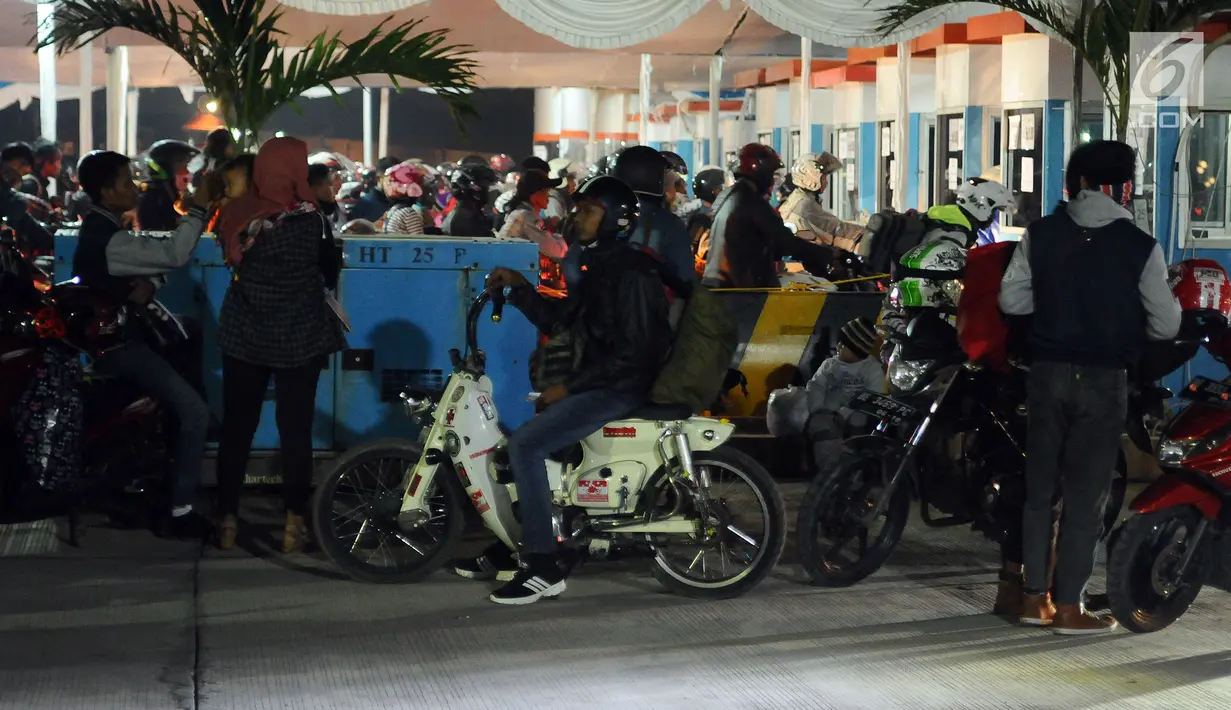 Pemudik menggunakan motor Honda keluaran tahun 70 an modifikasi saat tiba di dermaga 6 Pelabuhan Merak, Banten, Jumat (23/6). H-2 Lebaran 2017, ribuan pemudik bermotor memadati dermaga 6 Pelabuhan Banten. (Liputan6.com/Helmi Fithriansyah)