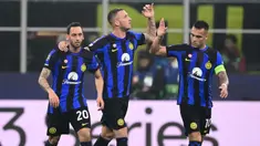 Pemain Inter Milan Hakan Calhanoglu, Marko Arnautovic dan Lautaro Martinez (kiri ke kanan) merayakan gol saat pertandingan sepak bola leg pertama babak 16 besar Liga Champions melawan Atletico Madrid di Stadion San Siro, Milan, 20 Februari 2024. (Marco BERTORELLO/AFP)