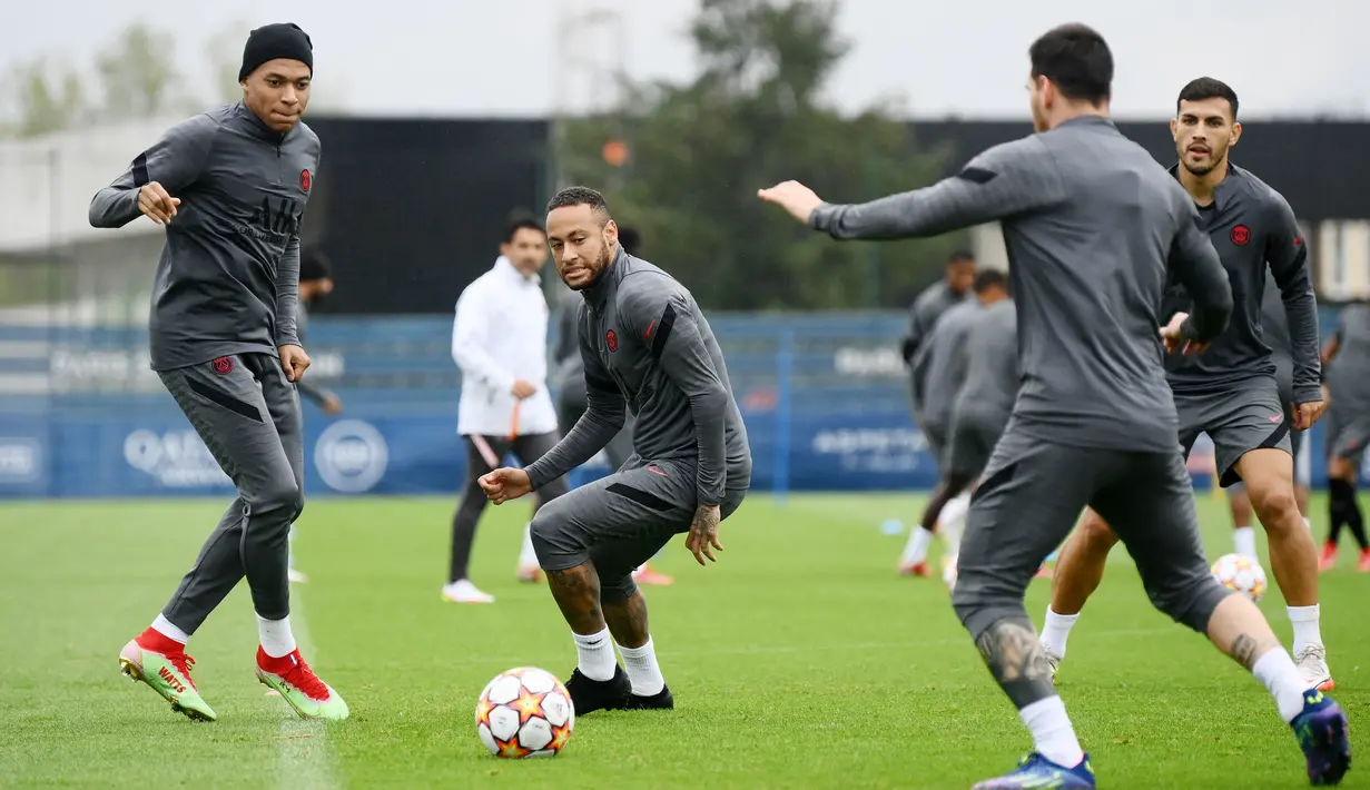 Laga yang akan digelar di Parc des Princes, Rabu (29/9) pukul 02.00 WIB dini hari akan jadi laga bertajuk perang bintang lantaran kedua tim memiliki skuat rata-rata pemain top dunia. (AFP/Franck Fife)