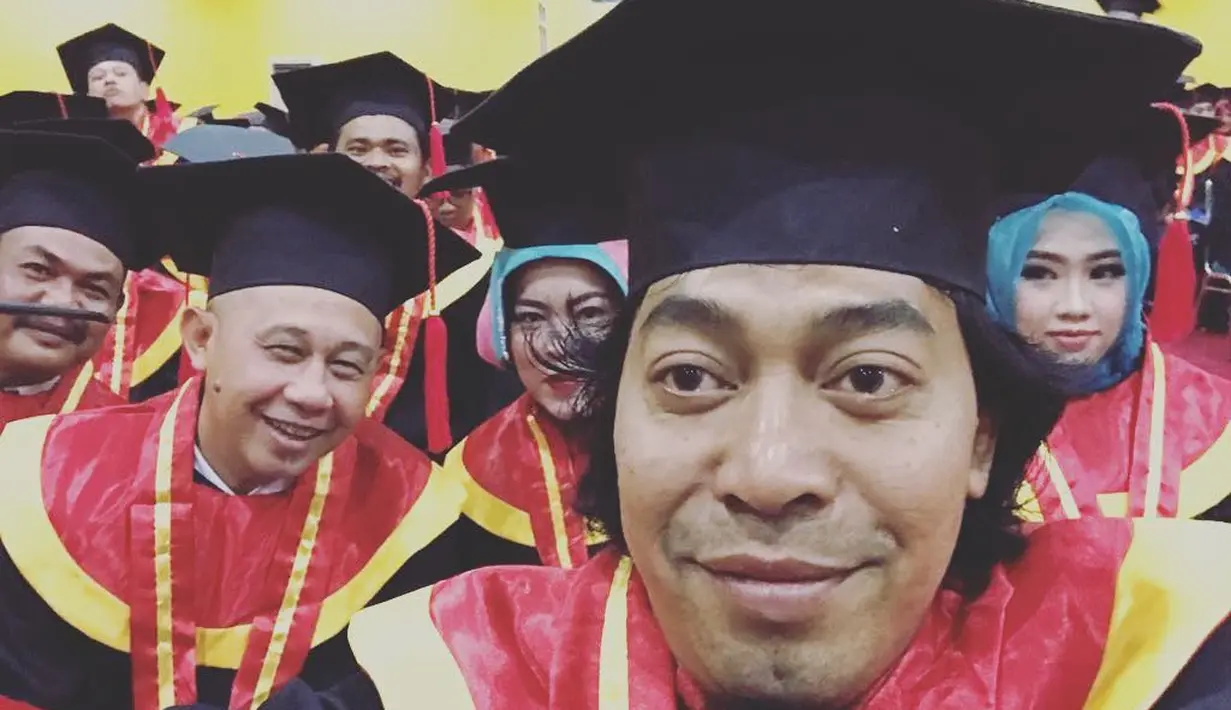 Beberapa foto setelah menjadi wisuda dibagikan oleh istrinya di akun Instagram. "Selamat ya be Semoga ilmu nya bermanfaat Aamiin.. #wisuda #komeng #pelawakindonesia," tulis istrinya dalam foto yang diunggah 27 April. (Instagram/indradewi2242)