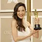 Michelle Yeoh, pemenang penghargaan Pemeran Utama Wanita Terbaik berpose di ruang pers pada Academy Awards ke-95 di Hollywood, California, Minggu (12/3/2023). Michelle Yeoh dalam pidato kemenangannya di Oscar 2023 mengirim pesan penting kepada para perempuan di seluruh dunia. (Mike Coppola/Getty Images/AFP )
