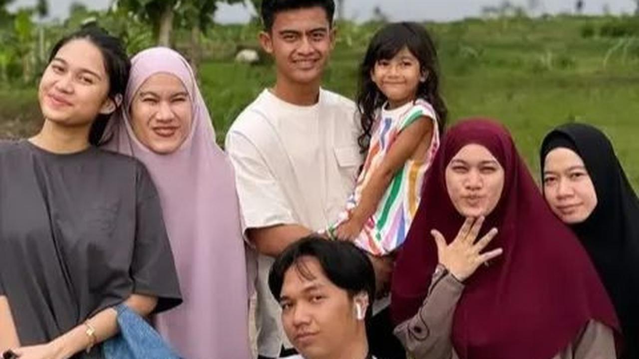 6 Seleb Ini Banjir Pujian karena Tampil Sederhana Saat Pulang Kampung