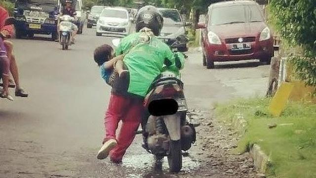 Potret Driver Ojek Online Bawa Anak Saat Bekerja Ini Bikin Haru
