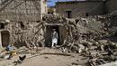 <p>Seorang pria berjalan keluar dari rumahnya yang rusak setelah gempa bumi di desa Gayan, di provinsi Paktika, Afghanistan, Jumat, 24 Juni 2022.Selama dekade terakhir lebih dari 7.000 orang telah tewas dalam gempa bumi di negara itu, Kantor PBB untuk Koordinasi Urusan Kemanusiaan melaporkan. (AP Photo/Ebrahim Nooroozi)</p>