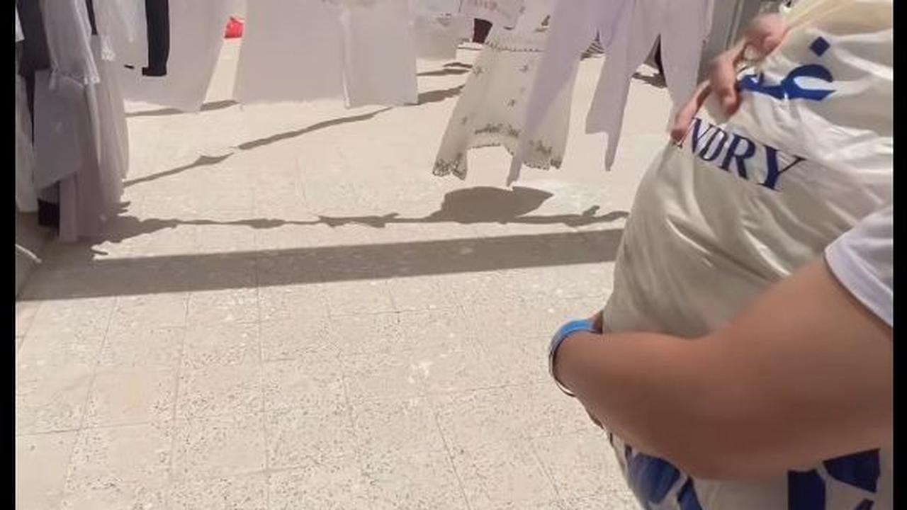 Arie Untung kemudian menjemur pakaian di salah satu spot hotel. Tampak cuaca sedang terik-teriknya.