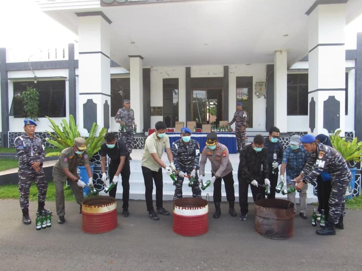 TNI AL Gagalkan Peredaran Miras Ilegal di Morotai, Langsung Dimusnahkan