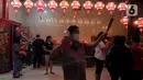 Warga keturunan Tionghoa berkumpul jelang perayaan Cap Go Meh di Klenteng Hok Lay Kiong Bekasi, Jawa Barat, Sabtu (4/2/2023). Perayaan Cap Go Meh akan digelar dengan pawai atraksi barongsai, patung dewa, hingga naga-naga dengan rute pawai itu dari Jalan Mayor Oking-Lampu Merah Kartini-Juanda-Agus Salim-Jalan Perjuangan-Juanda dan kembali lagi ke Jalan Mayor Oking. (merdeka.com/Imam Buhori)