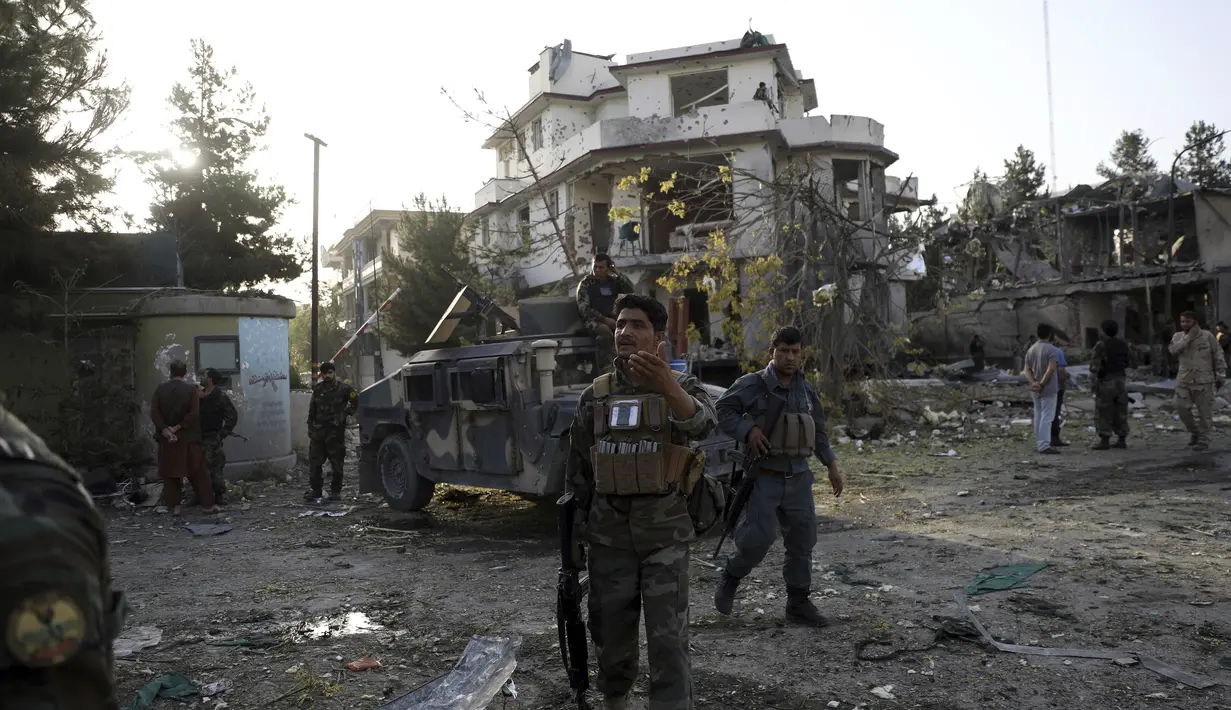 Personel keamanan Afghanistan memeriksa di sekitar gedung yang rusak setelah serangan di Kabul, Afghanistan, Rabu (4/8/2021). Serangan tersebut menyebabkan 6 orang tewas, termasuk 3 pelaku penyerangan, serta membuat 7 orang terluka. (AP Photo/Rahmat Gul)