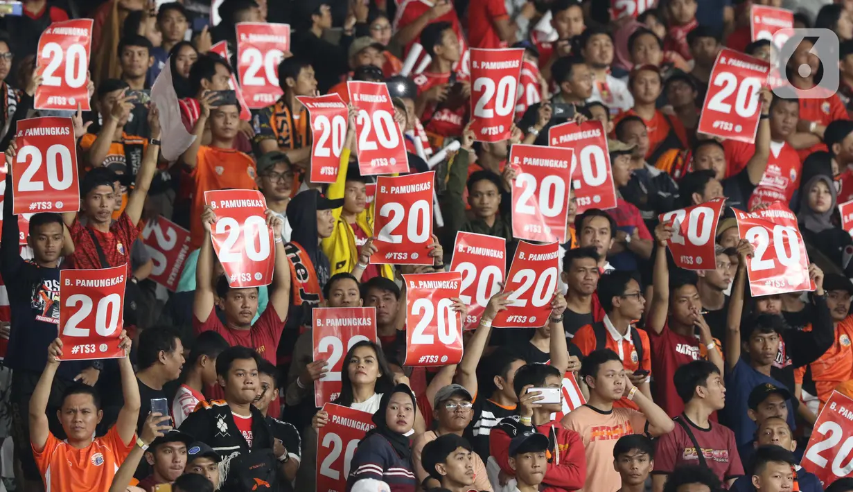 Suporter mengangkat nomor 20 saat menyaksikan laga perpisahan pemain Persija, Bambang Pamungkas pada Shopee Liga 1 Indonesia, SUGBK Jakarta, Selasa (17/12/2019). Laga melawan Persebaya menjadi pertandingan terakhir Bambang Pamungkas sebagai pesepakbola profesional. (Liputan6.com/Helmi Fithriansyah)