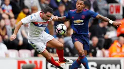 Pemain MU, Memphis Depay (kanan), berebut bola dengan pemain Wigan Athletic, Craig Morgan, dalam laga persahabatan di Stadion DW, Wigan, (16/7/2016). (Action Images via Reuters/Lee Smith)