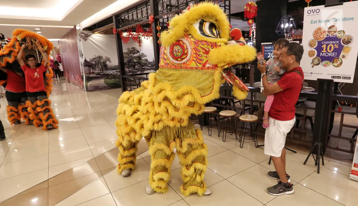 Barongsai berjalan mengelilingi pusat perbelanjaan sambil berintersaksi dengan pengunjung pada perayaan Cap Go Meh di Pluit Village, Jakarta Utara, Jumat (02/3). (Liputan6.com/Fery  Pradolo)