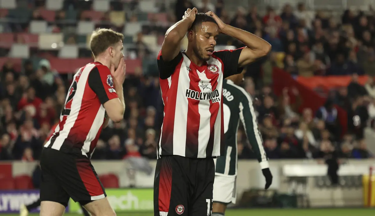 Reaksi kecewa bek Brentford, Mathias Jorgensen setelah gagal memaksimalkan peluang di depan gawang Manchester United pada laga pekan ke-30 Premier League 2023/2024 di Gtech Community Stadium, London, Sabtu (30/3/2024). (AP Photo/Ian Walton)