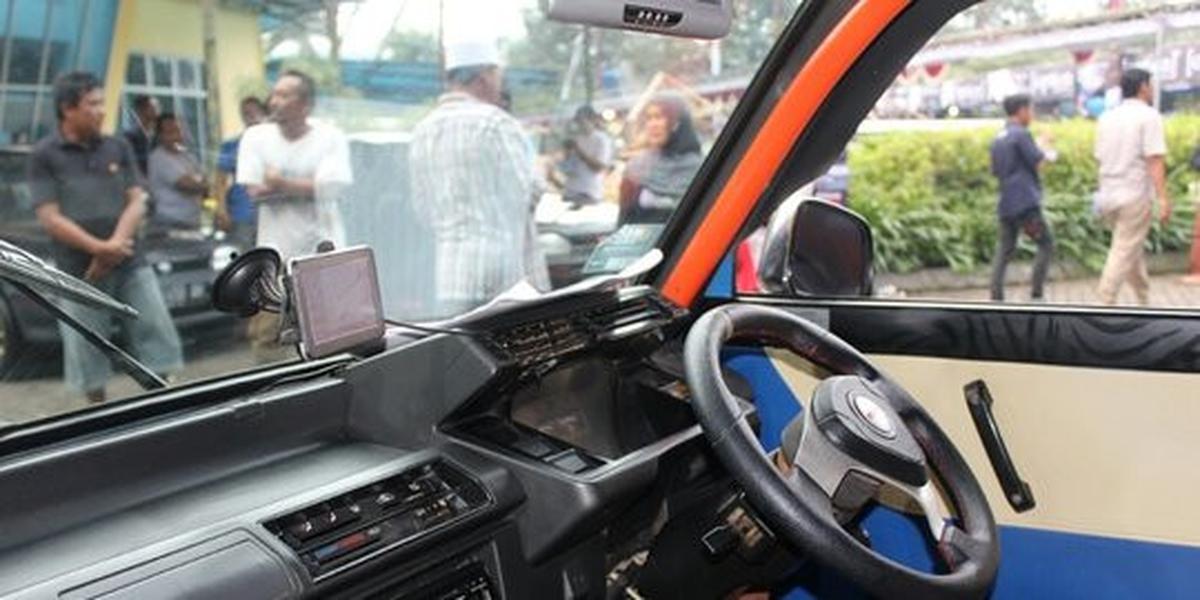 Pilih sopir angkot berseragam dan memiliki ID