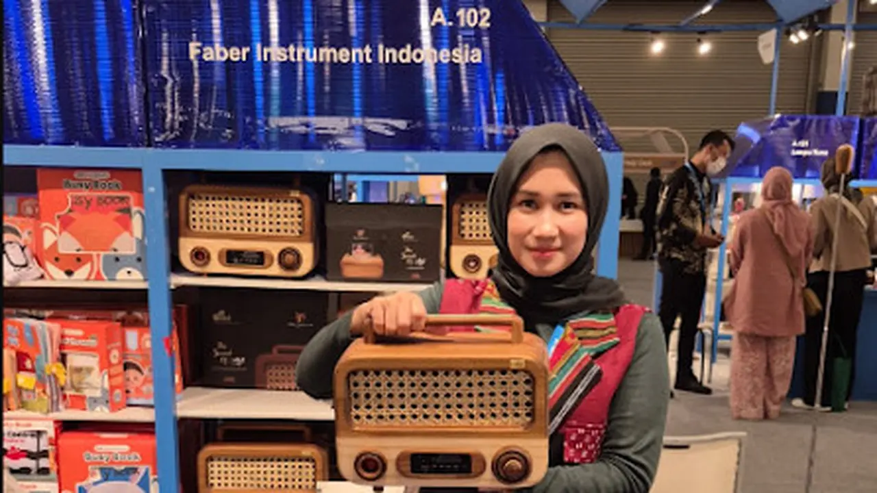 Cerita Faber Instrument Indonesia Ubah Kayu Bekas Jadi Radio Vintage Bernilai Tinggi
