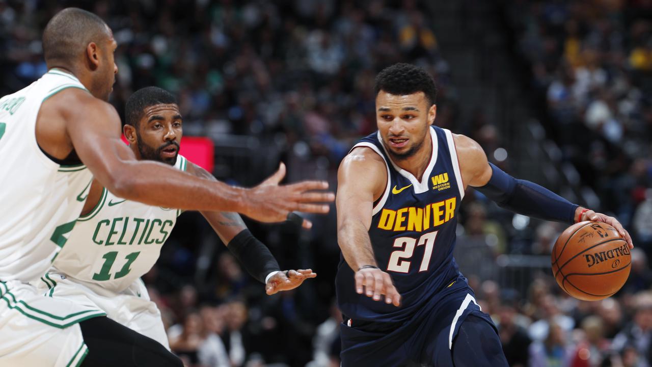 Aksi point guard Nuggets Jamal Murray dijaga dua pemain Celtics pada lanjutan NBA