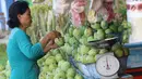 Pedagang menata buah mangga dagangannya yang dijajakan di Jalur Pantura Indramayu, Jawa Barat, Kamis (29/6). Mangga ini dijual dengan harga mulai Rp 18 ribu hinga Rp 23 ribu per kilogram tergantung jenisnya. (Liputan6.com/Helmi Afandi)