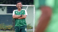 Djadjang Nurdjaman, pelatih Persebaya. (Bola.com/Aditya Wany)