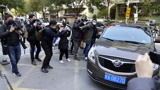 Sebuah mobil yang merupakan bagian dari konvoi yang membawa tim peneliti WHO tiba di Rumah Sakit Provinsi Hubei, Jumat, 29 Januari 2021, untuk mulai mencari petunjuk tentang asal-usul pandemi virus corona COVID-19. (AP / Ng Han Guan).