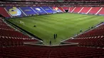 Pekerja mempersiapkan National Stadium untuk turnamen sepak bola Copa America di Brasilia, Brasil, Jumat (11/6/2021). Stadion tersebut akan menjadi tuan rumah laga pembukaan pada 13 Juni waktu setempat atau 14 Juni dini hari WIB. (AP Photo/Eraldo Peres)