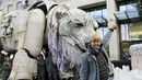 Aktris Inggris Emma Thompson menunjukkan ketidaksenangannya saat aksi protes lingkungan di di Markas Shell, London, Inggris, Selasa (2/9/2015). Emma Thompson membawa patung beruang kutub saat aksinya tersebut. (Reuters/Stefan Wermuth)