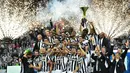 Seluruh pemain Juventus merayakan keberhasilan tim mereka meraih Scudetto di muim ini (AFP PHOTO / GIUSEPPE CACACE)