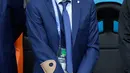 Pelatih Uruguay Oscar Tabarez menyanyikan lagu kebangsaannya jelang pertandingan Uruguay melawan Mesir di Piala Dunia 2018 di Yekaterinburg Arena, Rusia (15/6). Ia sudah 12 tahun membesut Luis Suarez dkk. (AP/Natacha Pisarenko)