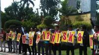 Puluhan pengunjuk rasa berbaris sembari membawa tulisan 'Save Dahlan Iskan' di perempatan Jalan Darmo, Surabaya, Jawa Timur. (Liputan6.com/Dian Kurniawan)