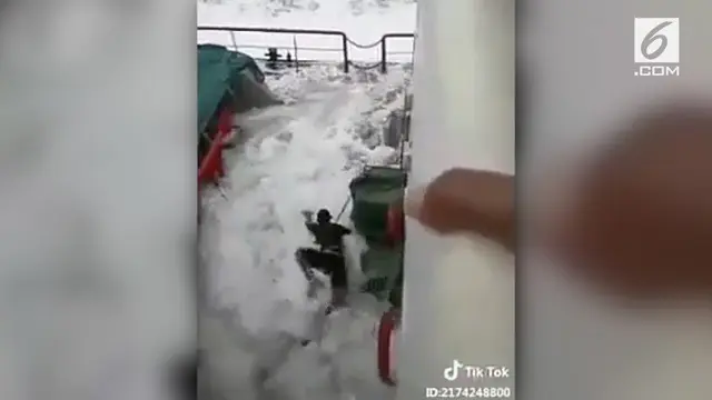 VIDEO: Pria Ini Tega Bikin Tik Tok saat Temannya Ditelan Ombak