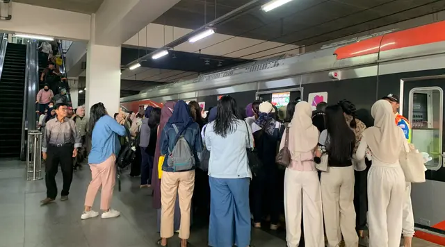 Dilema Anker: Lebih Takut Telat Kerja Dibanding Berdesakan di KRL