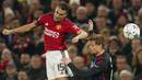 Bek Manchester United, Sergio Reguilon (kiri) memenangi duel udara dengan bek FC Copenhagen, Peter Ankersen pada laga matchday ketiga Grup A Liga Champions 2023/2024 di Old Trafford Stadium, Rabu (25/10/2023) dini hari WIB. (AP Photo/Dave Thompson)