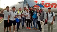 Sebanyak 20 pemain Surabaya United bergaya kasual sebelum terbang ke Sleman untuk tampil di babak 8 besar PJS.