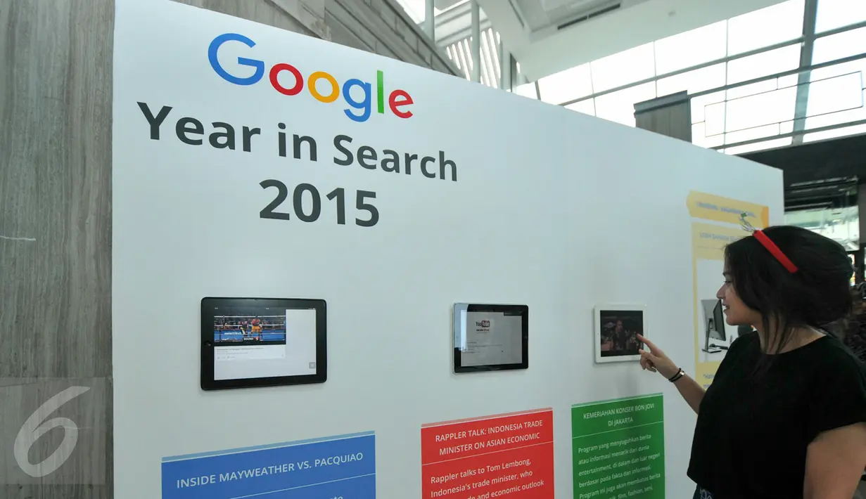 Pengunjung melihat galeri yang di pasang saat pengumuman 10 daftar tahunan Year in Search 2015 di Kantor Google, Jakarta, Rabu (16/12/2015). Batu Akik, Kue Cubit dan Go-Jek menempati posisi teratas. (Liputan6.com/Yoppy Renato)