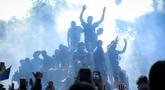 Para pemain Persib Bandung menaiki bus dalam pawai juara BRI Super League musim ini di Kota Bandung, Minggu (24/05/2026) pagi WIB. (Bagaskara Lazuardi/Bola.com)