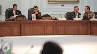 Presiden Jokowi didampingi Wapres Jusuf Kalla beserta menteri melakukan Sidang Kabinet Paripurna di Istana Kepresidenan, Jakarta,(2/11/2015). Sidang membahas APBN 2016, Persiapan Pilkada, dan Paket Kebijakan Ekonomi VI. (Liputam6.com/Faizal Fanani)