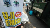 Petugas Badan Lingkungan Hidup (BLH) melakukan uji emisi gas buang kendaraan di jalan TB Simatupang, Jakarta (25/8/2015). Uji emisi gratis tersebut guna memeriksa ambang batas gas buang kendaraan. (Liputan6.com/Gempur M Surya)