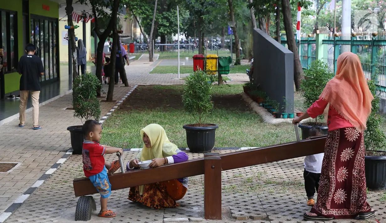 Seorang anak bermain jungkat-jungkit di RPTRA Kebon Sirih, Jakarta, Jumat (4/8). Untuk mewujudkan kota ramah anak, Pemprov DKI Jakarta menargetkan adanya ruang publik terpadu ramah anak (RPTRA) di setiap RW se-DKI Jakarta. (Liputan6.com/Immanuel Antonius)