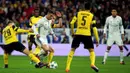 Bintang Real Madrid, Cristiano Ronaldo, berusaha lepas dari hadangan pemain Dortmund. Namun Dortmund akhirnya mampu menyamakan kedudukan menjadi 2-2 berkat gol Pierre-Emerick Aubameyang dan Marco Reus. (Reuters/Susana Vera)