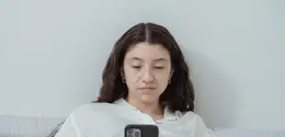 Mulai dari menghapus file yang tidak diperlukan hingga menata aplikasi, berikut tips digital declutter yang bisa membuat ponsel lebih ringan dan produktivitas meningkat. [Dok/Pexels.com/Miriam Alonso].