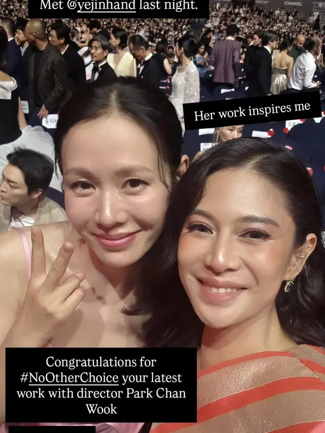 Dian Sastrowardoyo Selfie Bersama Son Ye Jin di Busan Film Festival Selfie. [@therealdisastr]