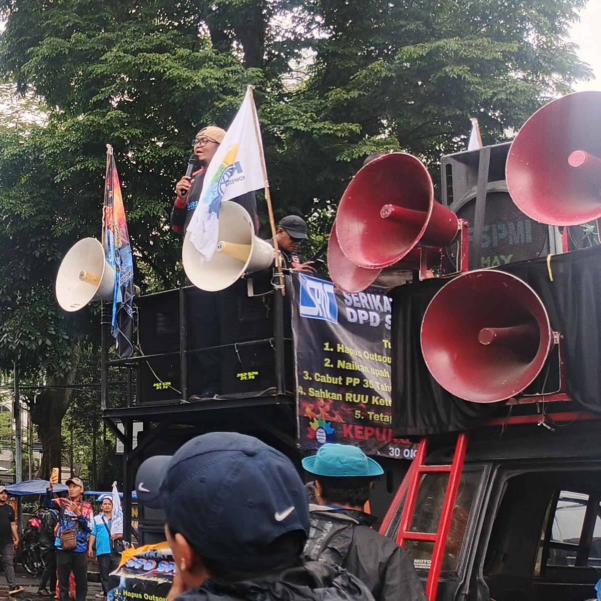 Buruh Jabar Demo di Gedung Sate, Desak Kenaikan Upah Minimum dan Hapus Outsourcing