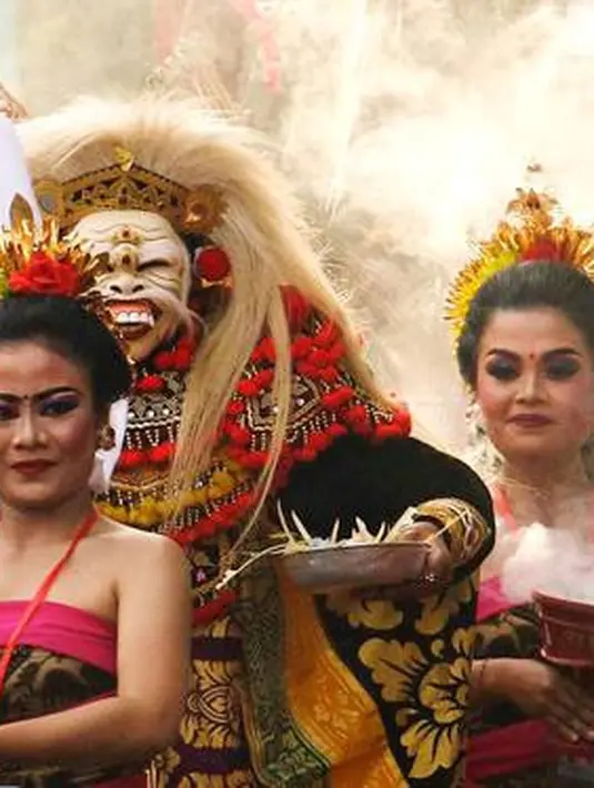 Peserta mengenakan pakaian adat diiringi Tari Barong pada karnaval Budaya Bali di kawasan Nusa Dua, Bali, Jumat (12/10). Karnaval tersebut untuk memeriahkan perhelatan Pertemuan Tahunan IMF - World Bank Group 2018 di Bali. (Liputan6.com/Angga Yuniar)